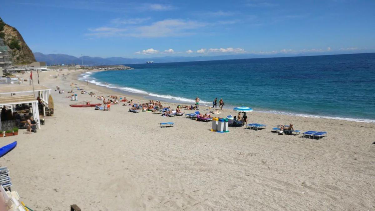 House Of Fly With Sea View, Front The Beach Savona Exterior foto